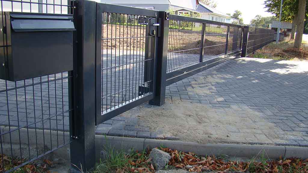 Doppelstabmattenzaun mit Schiebetor