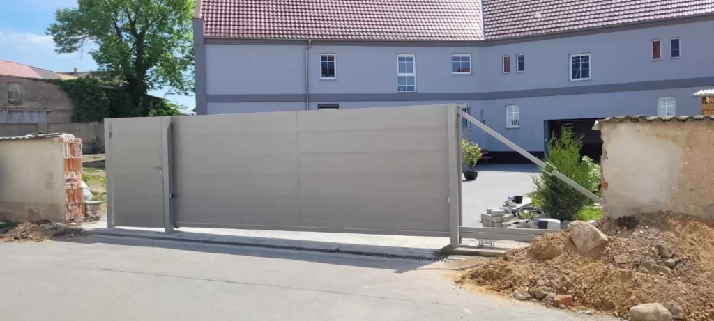 Moderne Schiebetor mit Antrieb