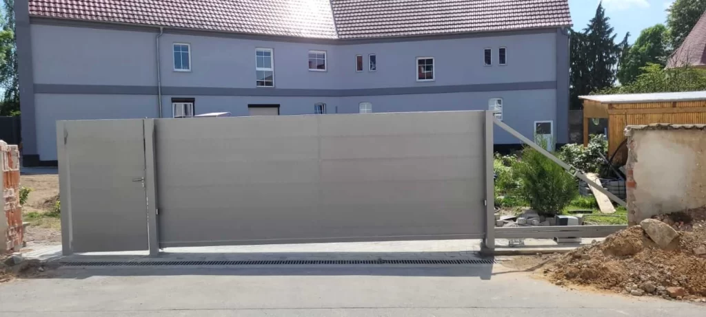 Moderne Zaun Montage