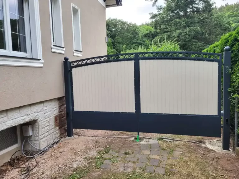 Hoftor mit WPC Füllung