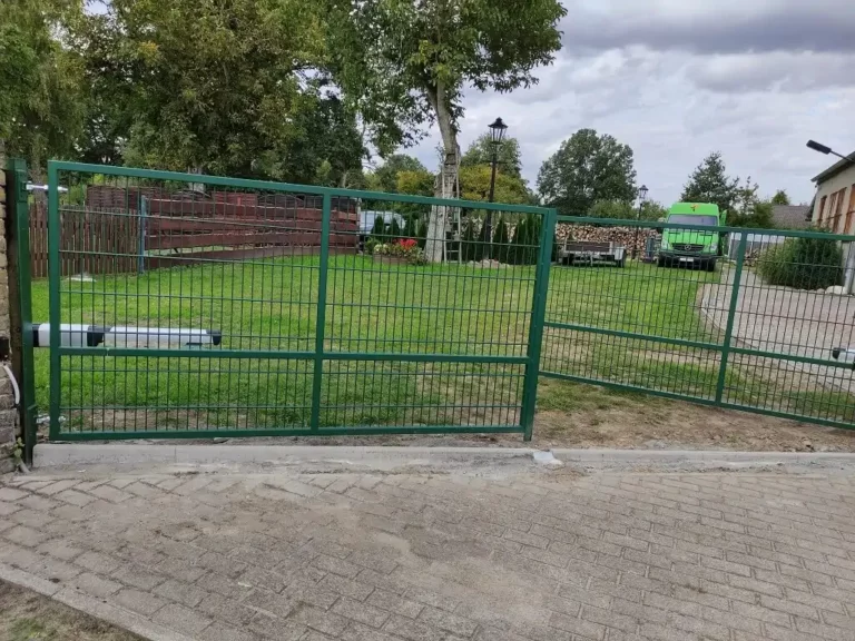 Doppelstabmattentor mit Antrieb RAL 6005