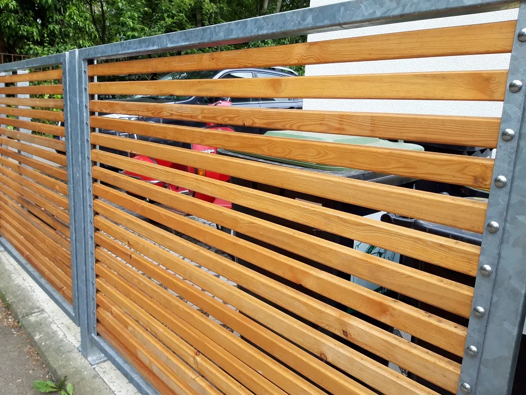 Zaunbauer mit montage