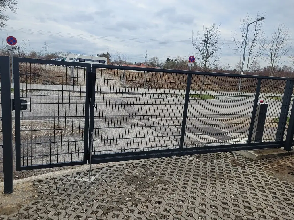 Tor mit Integrierter Pforte aus Doppelstabmatten