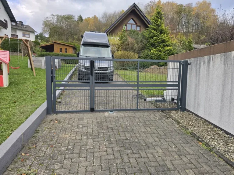 Doppelstabmattentor mit Antrieb RAL 7016