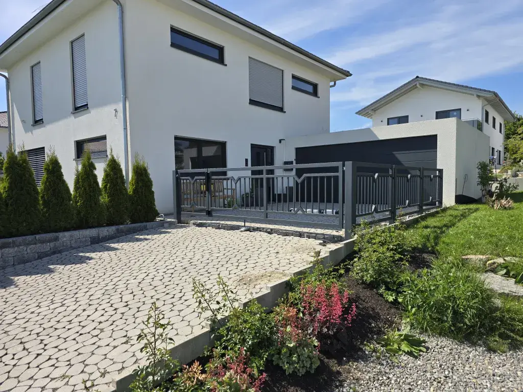 Wo kann ich ein Tor für schräge Einfahrt kaufen?