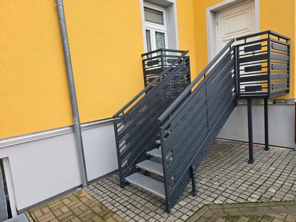 Stahl Treppe mit Geländer mit Montage