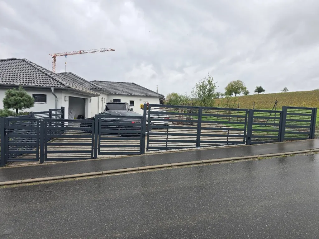 Tor für schräge Einfahrt mit Montage