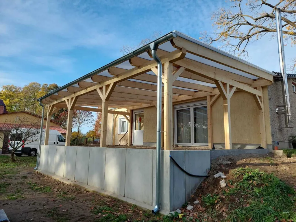 Terrassenüberdachung aus Holz mit Montage